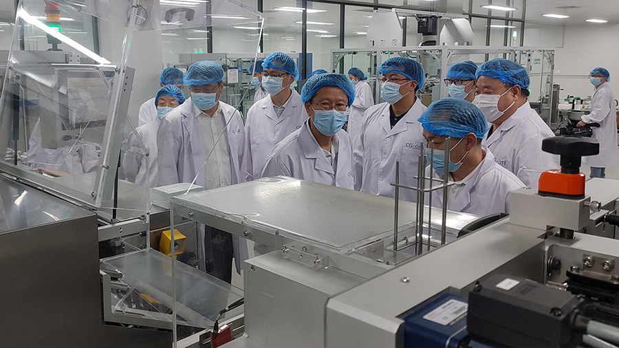 省人社厅副厅长梅仕城一行调研yp电子稳就业工作