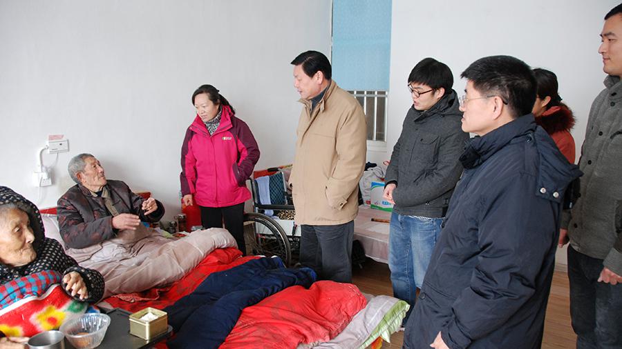 yp电子药业组织人员冒雪慰问敬老院