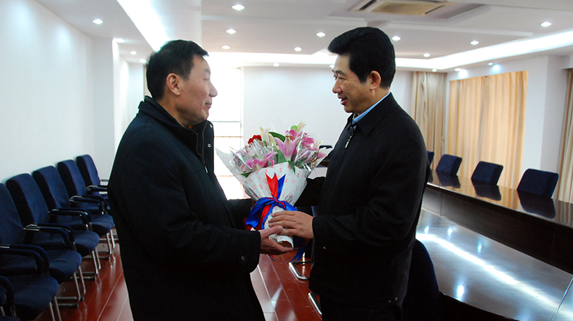 市政协主席仲昆代表市委、市政府慰问李永安董事长并视察yp电子